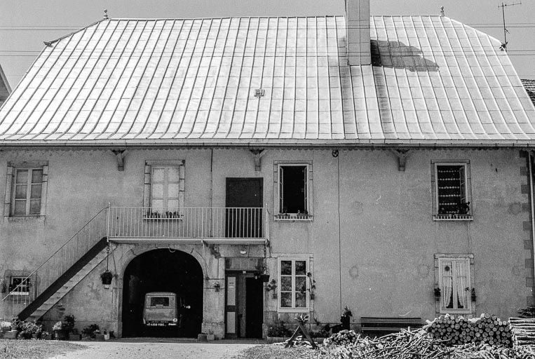 Ferme datée de 1822, située 8 Grande Rue : façade antérieure. © Gilbert Poinsot / Région Bourgogne-Franche-Comté, Inventaire du patrimoine - 1975