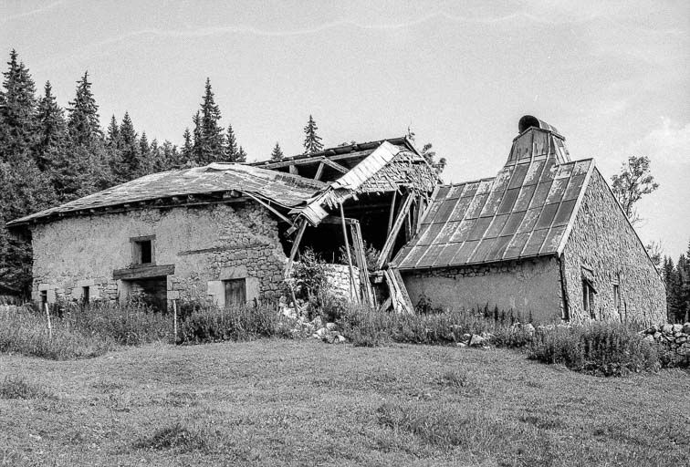 Ferme de 1750, située au lieudit Le Pré Poncet : façade postérieure. © Gilbert Poinsot / Région Bourgogne-Franche-Comté, Inventaire du patrimoine - 1975