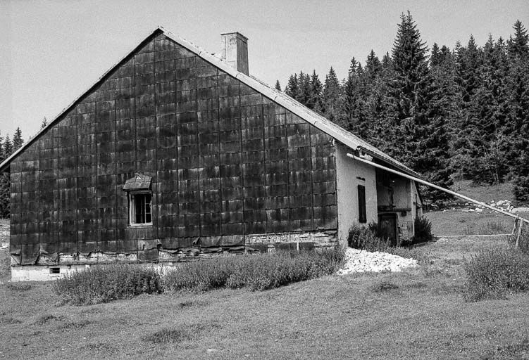 Ferme située au lieudit Le Pré Poncet : vue de trois quarts gauche. © Gilbert Poinsot / Région Bourgogne-Franche-Comté, Inventaire du patrimoine - 1975