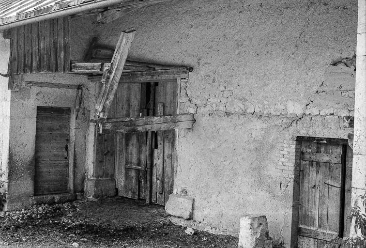 Ferme située au lieudit Le Pré Poncet :  le débord du toit. © Gilbert Poinsot / Région Bourgogne-Franche-Comté, Inventaire du patrimoine - 1975