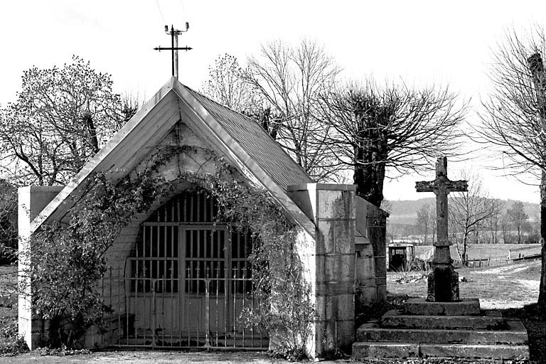 Façade antérieure et croix monumentale. © Yves Sancey / Région Bourgogne-Franche-Comté, Inventaire du patrimoine - 1975