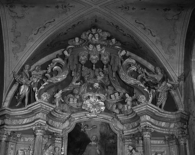 Maître-autel : détail, couronnement. © Yves Sancey / Région Bourgogne-Franche-Comté, Inventaire du patrimoine - 1975