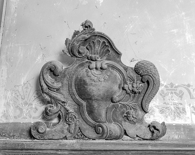 Cartouche de la boiserie du bénitier situé à l'entrée. © Yves Sancey / Région Bourgogne-Franche-Comté, Inventaire du patrimoine - 1975