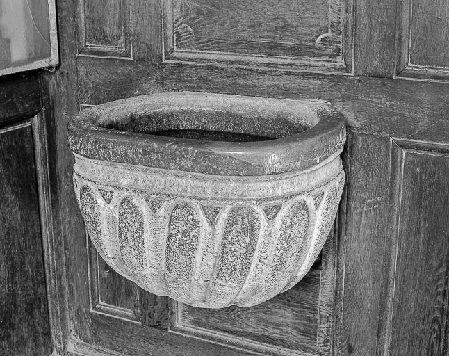 Vue du bénitier à l'entrée. © Yves Sancey / Région Bourgogne-Franche-Comté, Inventaire du patrimoine - 1975