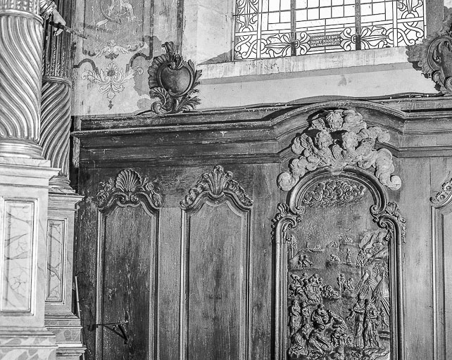 Détail de la partie supérieure des boiseries côté droit : 12e et 13e panneaux. © Yves Sancey / Région Bourgogne-Franche-Comté, Inventaire du patrimoine - 1975