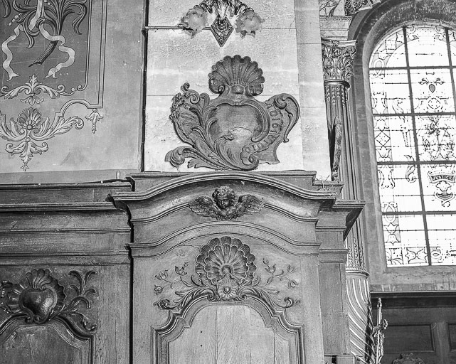 Détail de la partie supérieure des boiseries, côté droit : 1e panneau. © Yves Sancey / Région Bourgogne-Franche-Comté, Inventaire du patrimoine - 1975