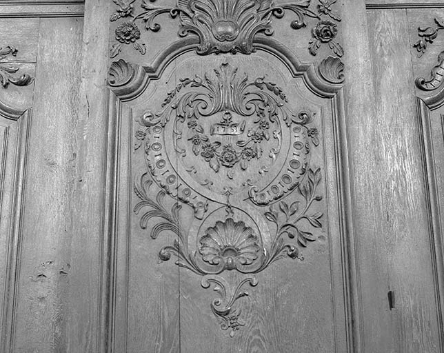 Détail de la partie centrale du 8e panneau des boiseries, côté gauche, portant la date 1753. © Yves Sancey / Région Bourgogne-Franche-Comté, Inventaire du patrimoine - 1975