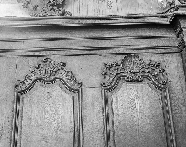 Détail de la partie supérieure des boiseries, côté gauche : 9e et 10e panneaux. © Yves Sancey / Région Bourgogne-Franche-Comté, Inventaire du patrimoine - 1975
