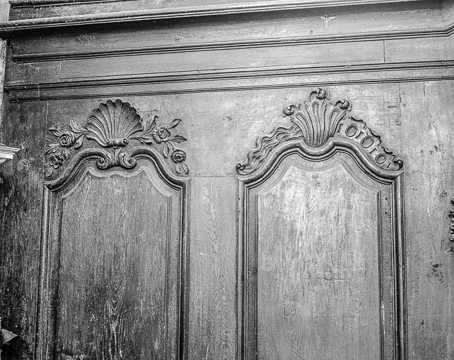 Détail de la partie supérieure des boiseries côté droit : 12e et 13e panneaux. © Yves Sancey / Région Bourgogne-Franche-Comté, Inventaire du patrimoine - 1975