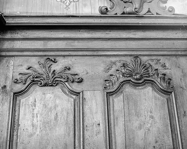 Détail de la partie supérieure des boiseries, côté gauche : 8e, 9e et 10e panneaux. © Yves Sancey / Région Bourgogne-Franche-Comté, Inventaire du patrimoine - 1975