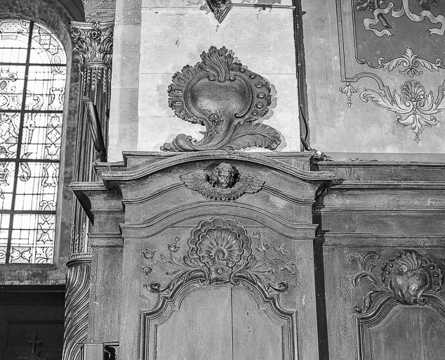 Détail de la partie supérieure des boiseries côté gauche (1e panneau). © Yves Sancey / Région Bourgogne-Franche-Comté, Inventaire du patrimoine - 1975