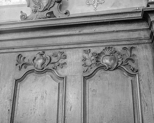 Détail de la partie supérieure des boiseries, côté droit. © Yves Sancey / Région Bourgogne-Franche-Comté, Inventaire du patrimoine - 1975