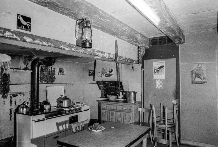 Cuisine : poutre supportant la cheminée. © Gilbert Poinsot / Région Bourgogne-Franche-Comté, Inventaire du patrimoine - 1975