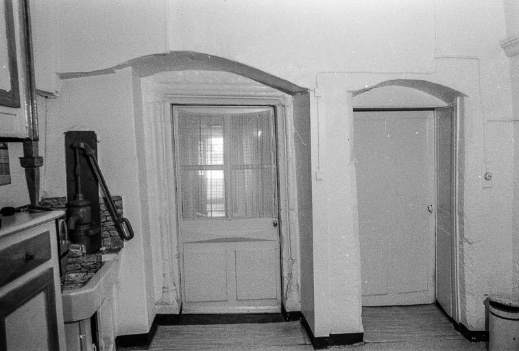 Porte intérieure du couloir voûté. © Gilbert Poinsot / Région Bourgogne-Franche-Comté, Inventaire du patrimoine - 1975
