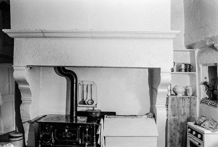 Cheminée de la cuisine. © Gilbert Poinsot / Région Bourgogne-Franche-Comté, Inventaire du patrimoine - 1975