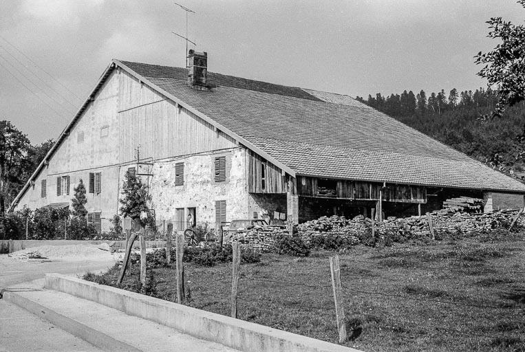 Ferme cadastrée 1972 ZM 5a-6a, située rue du Bois du Désert : façades antérieure et latérale droite. © Gilbert Poinsot / Région Bourgogne-Franche-Comté, Inventaire du patrimoine - 1975