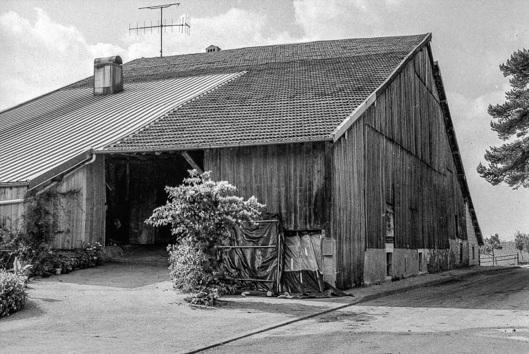 Ferme cadastrée 1972 ZM 112a-113a, située chemin de la Croix des Tolles : façade latérale droite. © Gilbert Poinsot / Région Bourgogne-Franche-Comté, Inventaire du patrimoine - 1975