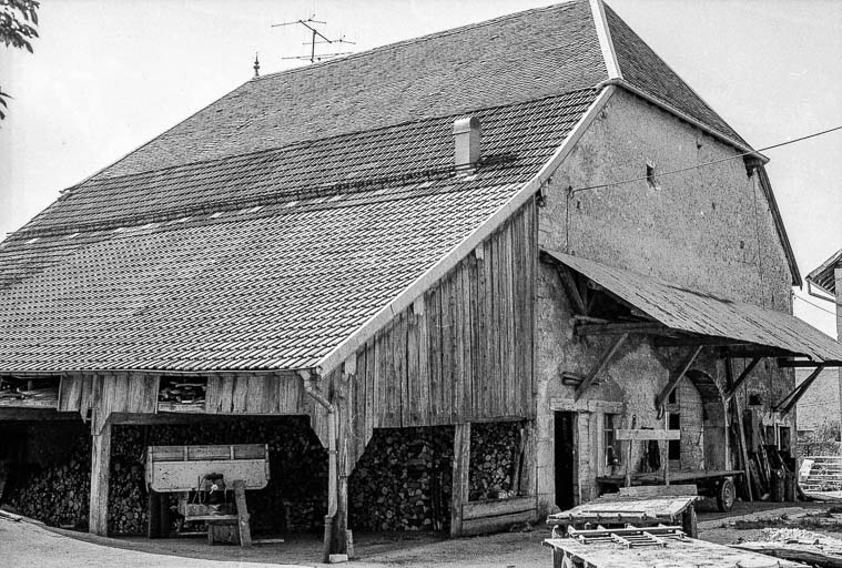 Ferme cadastrée 1972 ZM 62a : façades postérieure et latérale droite © Gilbert Poinsot / Région Bourgogne-Franche-Comté, Inventaire du patrimoine - 1975