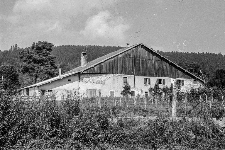 Ferme cadastrée 1972 ZM 112a-113a, située chemin de la Croix des Tolles : façade antérieure. © Gilbert Poinsot / Région Bourgogne-Franche-Comté, Inventaire du patrimoine - 1975