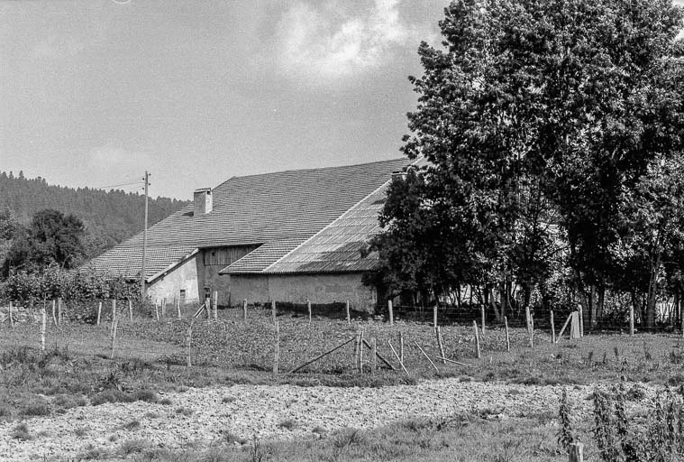 Façade postérieure. © Gilbert Poinsot / Région Bourgogne-Franche-Comté, Inventaire du patrimoine - 1975