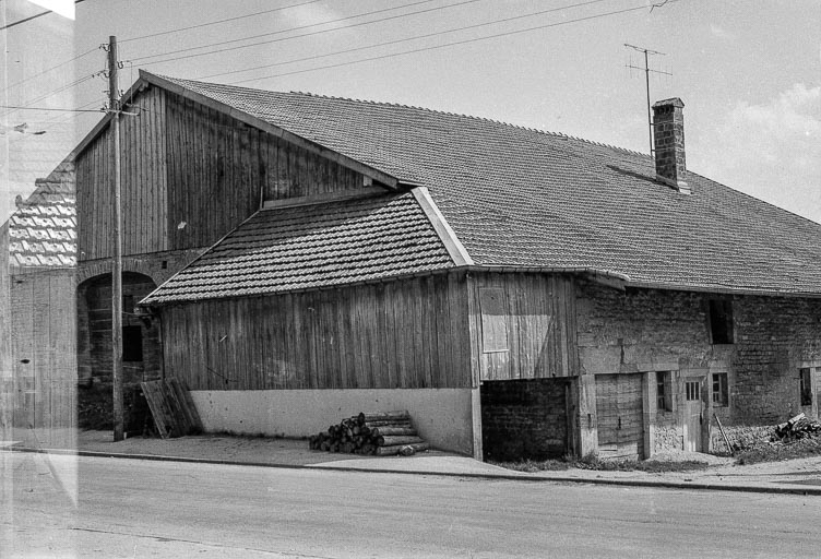 Ferme cadastrée 1972 ZM 90a-91a : façades postérieure et latérale droite. © Gilbert Poinsot / Région Bourgogne-Franche-Comté, Inventaire du patrimoine - 1975