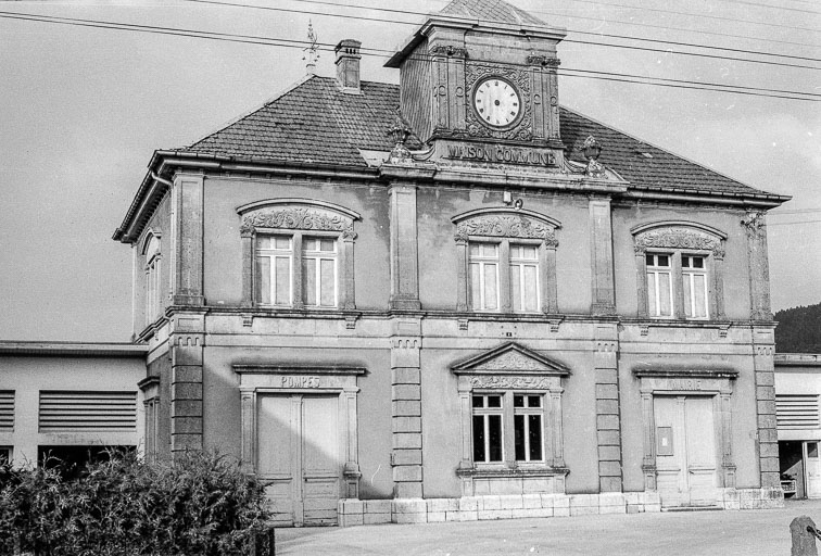 Façades antérieure et latérale gauche. © Gilbert Poinsot / Région Bourgogne-Franche-Comté, Inventaire du patrimoine - 1975