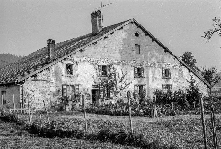Ferme : façade antérieure vue de trois quarts gauche. © Gilbert Poinsot / Région Bourgogne-Franche-Comté, Inventaire du patrimoine - 1975