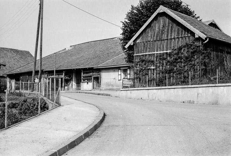 Ferme : vue d'ensemble depuis la rue. © Gilbert Poinsot / Région Bourgogne-Franche-Comté, Inventaire du patrimoine - 1975