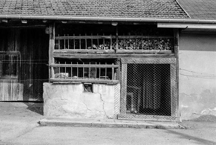 Ferme : détail de la façade antérieure. © Gilbert Poinsot / Région Bourgogne-Franche-Comté, Inventaire du patrimoine - 1975