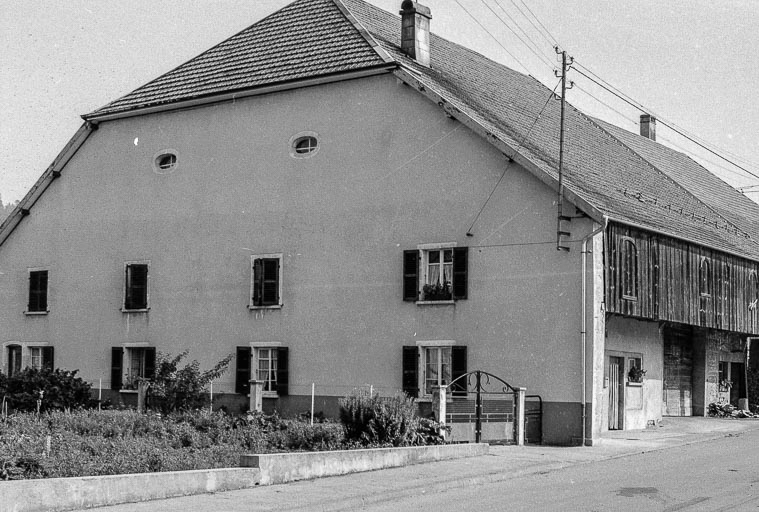 Ferme située 1 rue de Longeville : façades antérieure et latérale gauche. © Gilbert Poinsot / Région Bourgogne-Franche-Comté, Inventaire du patrimoine - 1975
