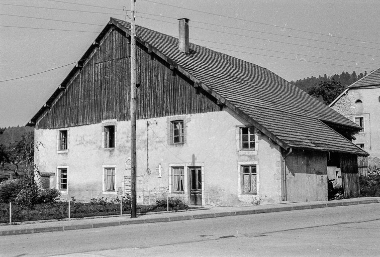 Ferme cadastrée 1972 ZM 27, située rue du Bois du Désert : façades antérieure et latérale droite © Gilbert Poinsot / Région Bourgogne-Franche-Comté, Inventaire du patrimoine - 1975