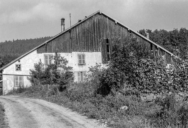 Ferme : vue d'ensemble depuis le chemin. © Gilbert Poinsot / Région Bourgogne-Franche-Comté, Inventaire du patrimoine - 1975