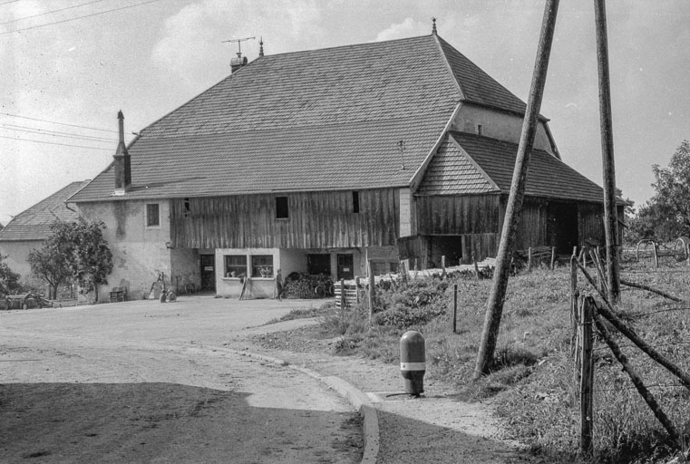 Ferme cadastrée 1972 ZM 9g, située rue du Mont : façade latérale droite. © Gilbert Poinsot / Région Bourgogne-Franche-Comté, Inventaire du patrimoine - 1975