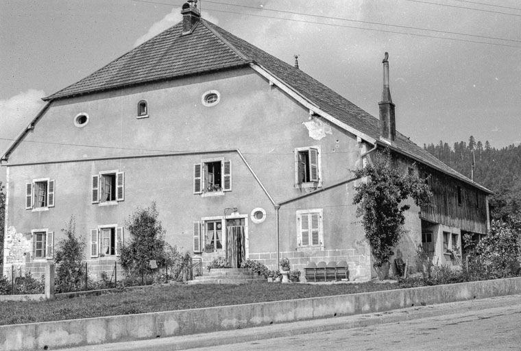 Ferme cadastrée 1972 ZM 9g, située rue du Mont : façades antérieure et latérale droite. © Gilbert Poinsot / Région Bourgogne-Franche-Comté, Inventaire du patrimoine - 1975