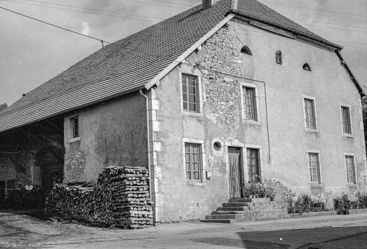 Façades antérieure et latérale gauche. © Gilbert Poinsot / Région Bourgogne-Franche-Comté, Inventaire du patrimoine - 1975