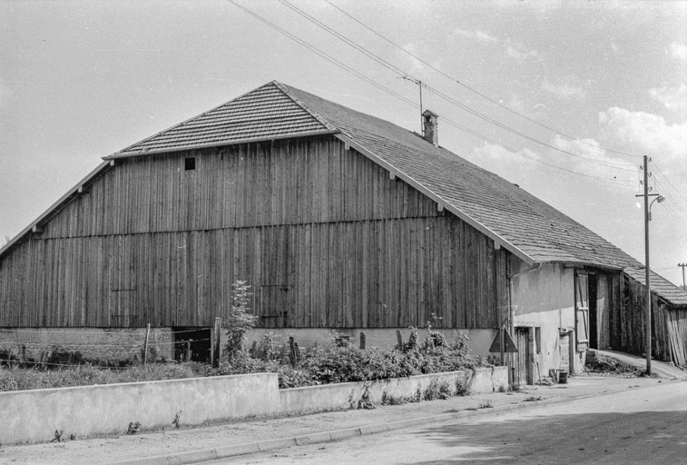 Ferme cadastrée 1972 ZM 93a : façades antérieure et latérale gauche. © Gilbert Poinsot / Région Bourgogne-Franche-Comté, Inventaire du patrimoine - 1975