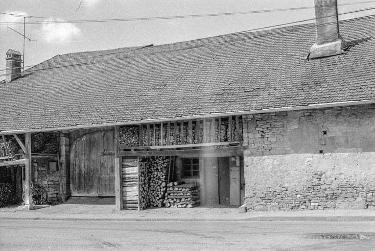 Détail de la façade sur rue. © Gilbert Poinsot / Région Bourgogne-Franche-Comté, Inventaire du patrimoine - 1975