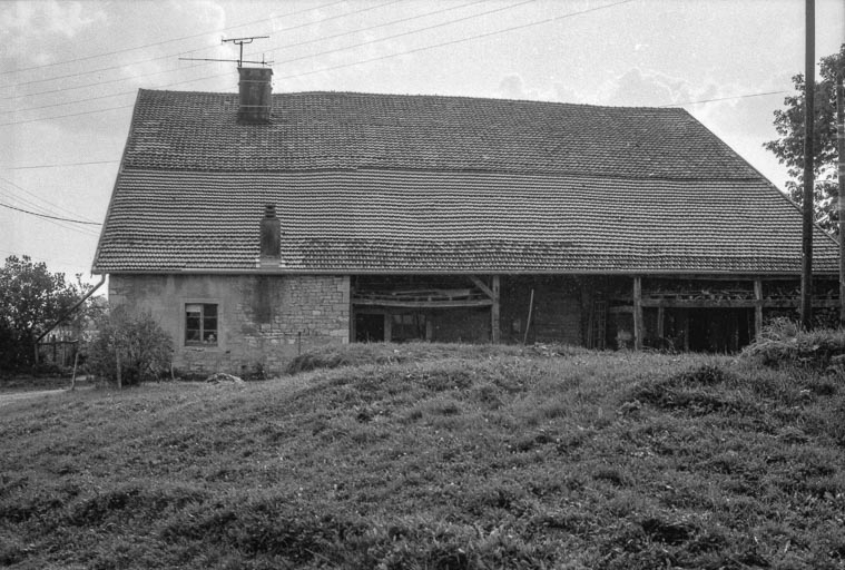 Façade latérale droite. © Gilbert Poinsot / Région Bourgogne-Franche-Comté, Inventaire du patrimoine - 1975