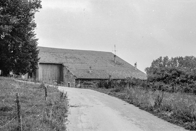 Ferme située au lieudit Le Souillot : vue d'ensemble depuis la rue. © Yves Sancey / Région Bourgogne-Franche-Comté, Inventaire du patrimoine - 1975