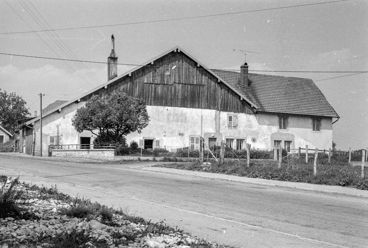 Ferme cadastrée 1973 ZE 31a : façade antérieure. © Gilbert Poinsot / Région Bourgogne-Franche-Comté, Inventaire du patrimoine - 1975