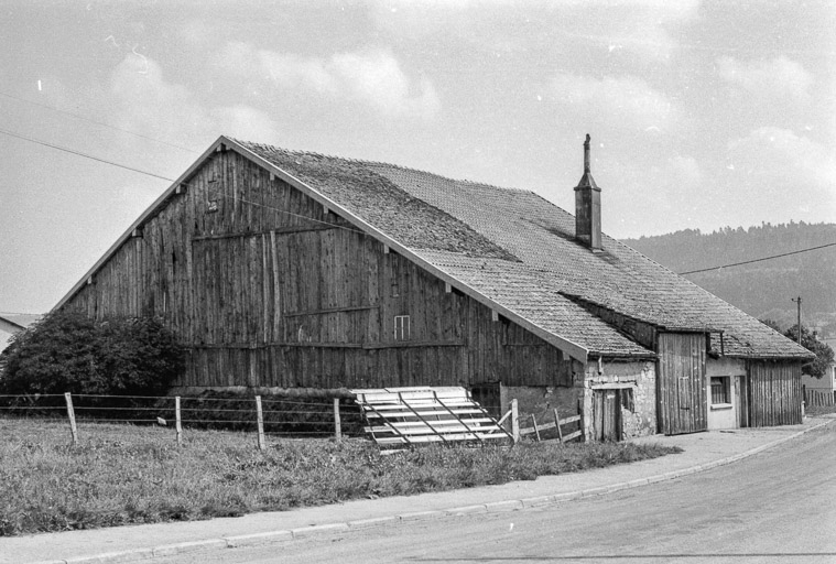 Ferme cadastrée 1973 ZE 31a : façade postérieure. © Gilbert Poinsot / Région Bourgogne-Franche-Comté, Inventaire du patrimoine - 1975