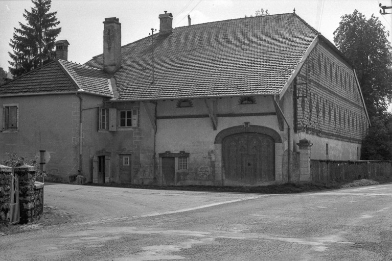 Façades postérieure et latérale droite. © Gilbert Poinsot / Région Bourgogne-Franche-Comté, Inventaire du patrimoine - 1975