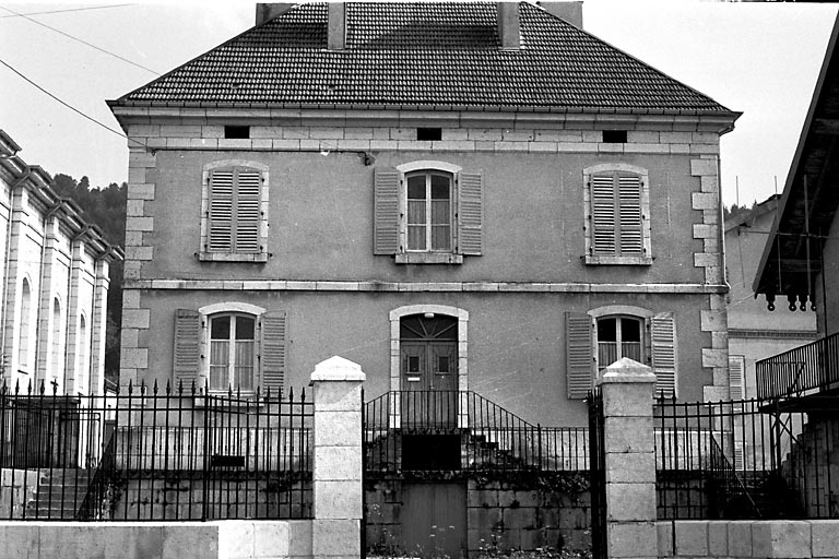 Façade antérieure. © Gilbert Poinsot / Région Bourgogne-Franche-Comté, Inventaire du patrimoine - 1975