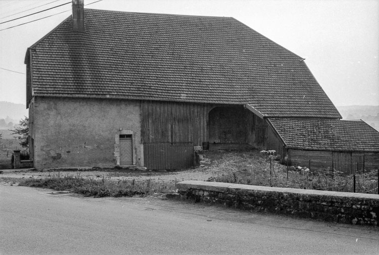 Façade latérale droite. © Gilbert Poinsot / Région Bourgogne-Franche-Comté, Inventaire du patrimoine - 1975