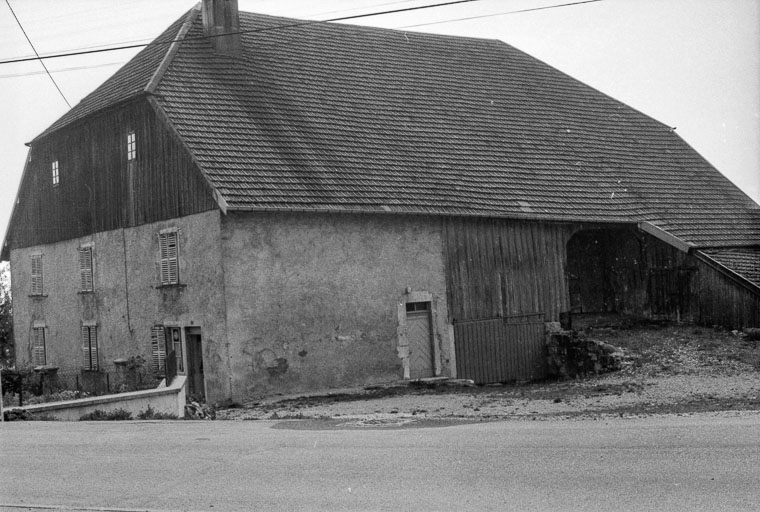 Ferme : façades antérieure et latérale droite. © Gilbert Poinsot / Région Bourgogne-Franche-Comté, Inventaire du patrimoine - 1975
