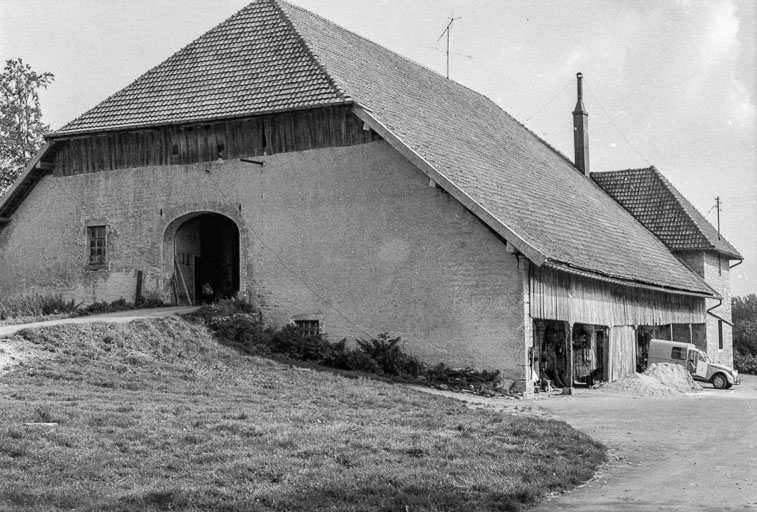 Ferme cadastrée 1954 E 28, située au lieudit Granges Maillot, La Cuvette : façades postérieure et latérale gauche. © Gilbert Poinsot / Région Bourgogne-Franche-Comté, Inventaire du patrimoine - 1975