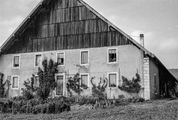 Façade antérieure. © Gilbert Poinsot / Région Bourgogne-Franche-Comté, Inventaire du patrimoine - 1975
