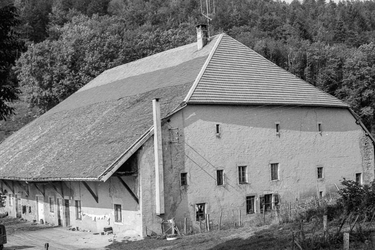 Ferme cadastrée 1954 D 8, située au lieudit Granges Maillot, L'Hermitage : façades antérieure et latérale droite. © Gilbert Poinsot / Région Bourgogne-Franche-Comté, Inventaire du patrimoine - 1975