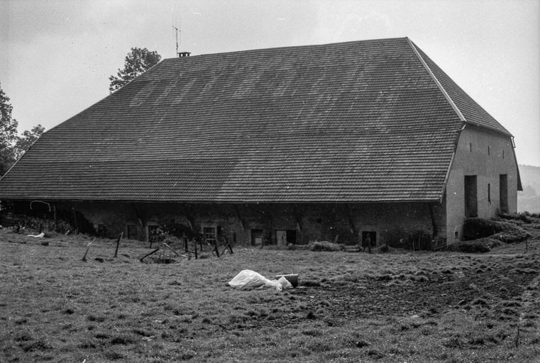 Ferme cadastrée 1954 D 8, située au lieudit Granges Maillot, L'Hermitage : façade postérieure. © Gilbert Poinsot / Région Bourgogne-Franche-Comté, Inventaire du patrimoine - 1975