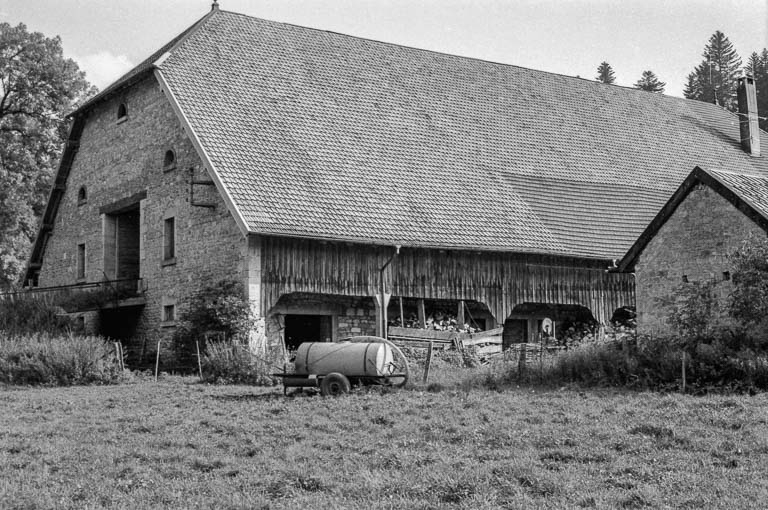 Façades postérieure et latérale gauche. © Gilbert Poinsot / Région Bourgogne-Franche-Comté, Inventaire du patrimoine - 1975